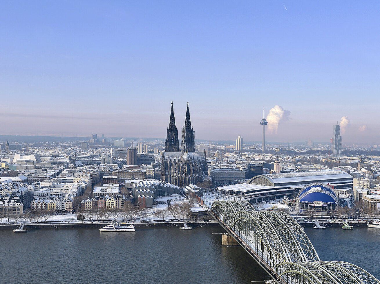 © Tom Bayer - AdobeStock.com Verschneite Winterlandschaft mit Blick auf den Kölner Dom und den Rhein – Köln zeigt sich von seiner märchenhaften Seite