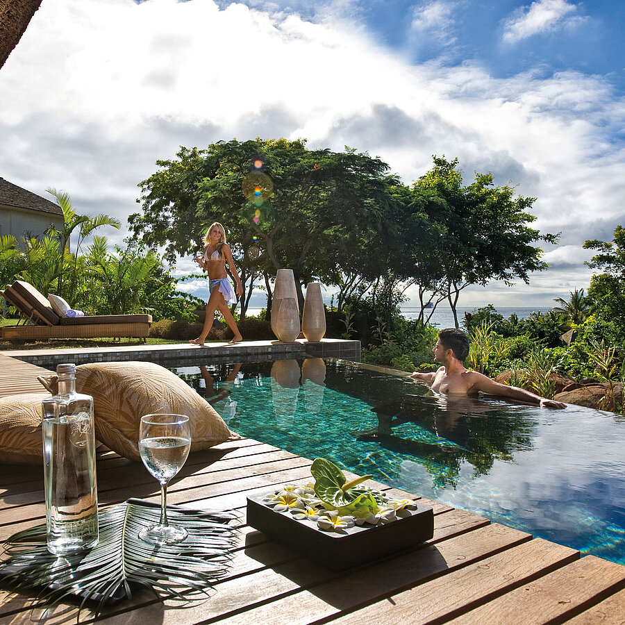 Maritim Villa Private Poolvilla mit Infinity-Pool, Sonnendeck und tropischem Garten mit Meerblick