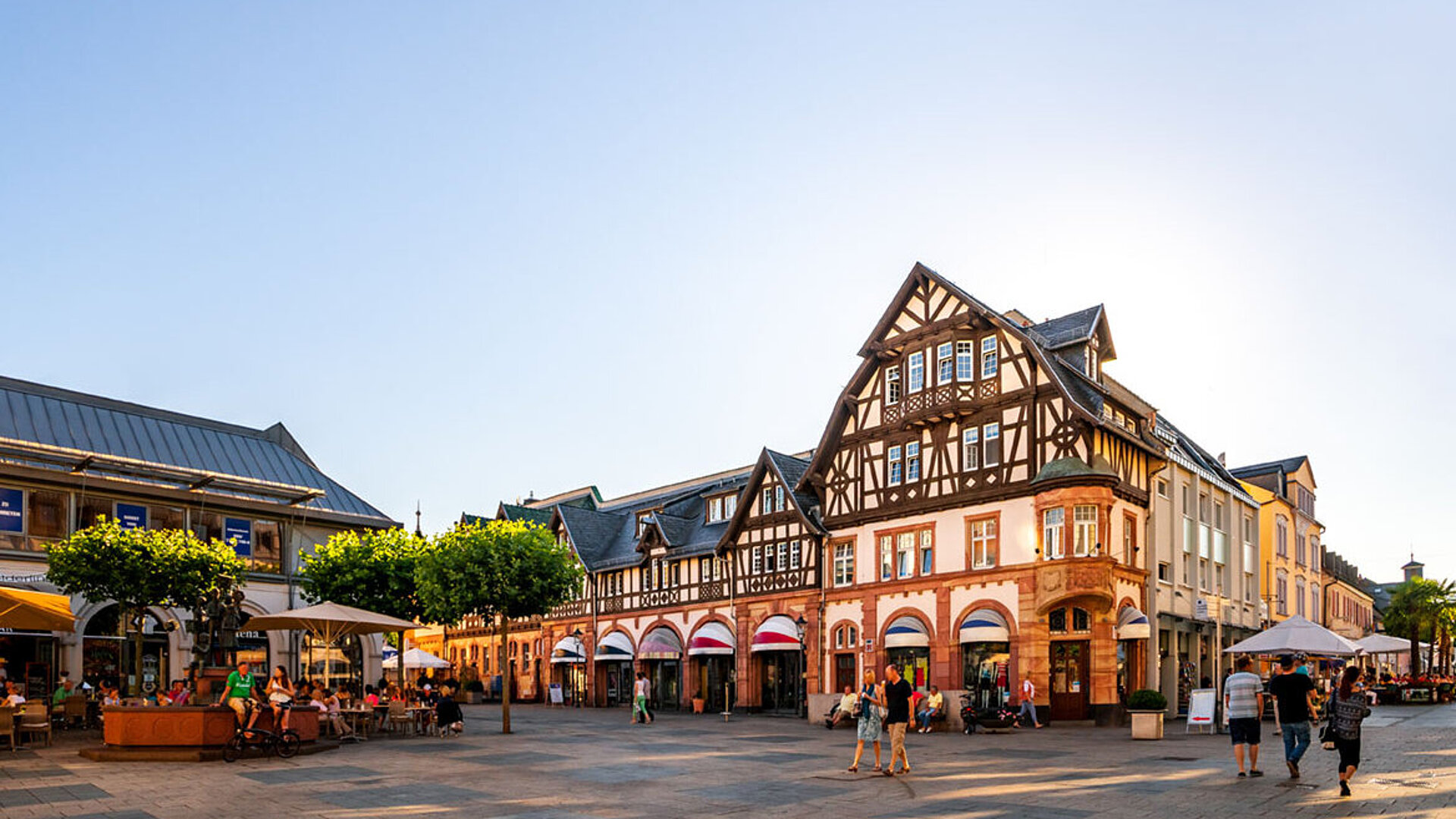 Belebter Marktplatz in der Altstadt von Bad Homburg mit historischen Fachwerkhäusern und Außengastronomie.