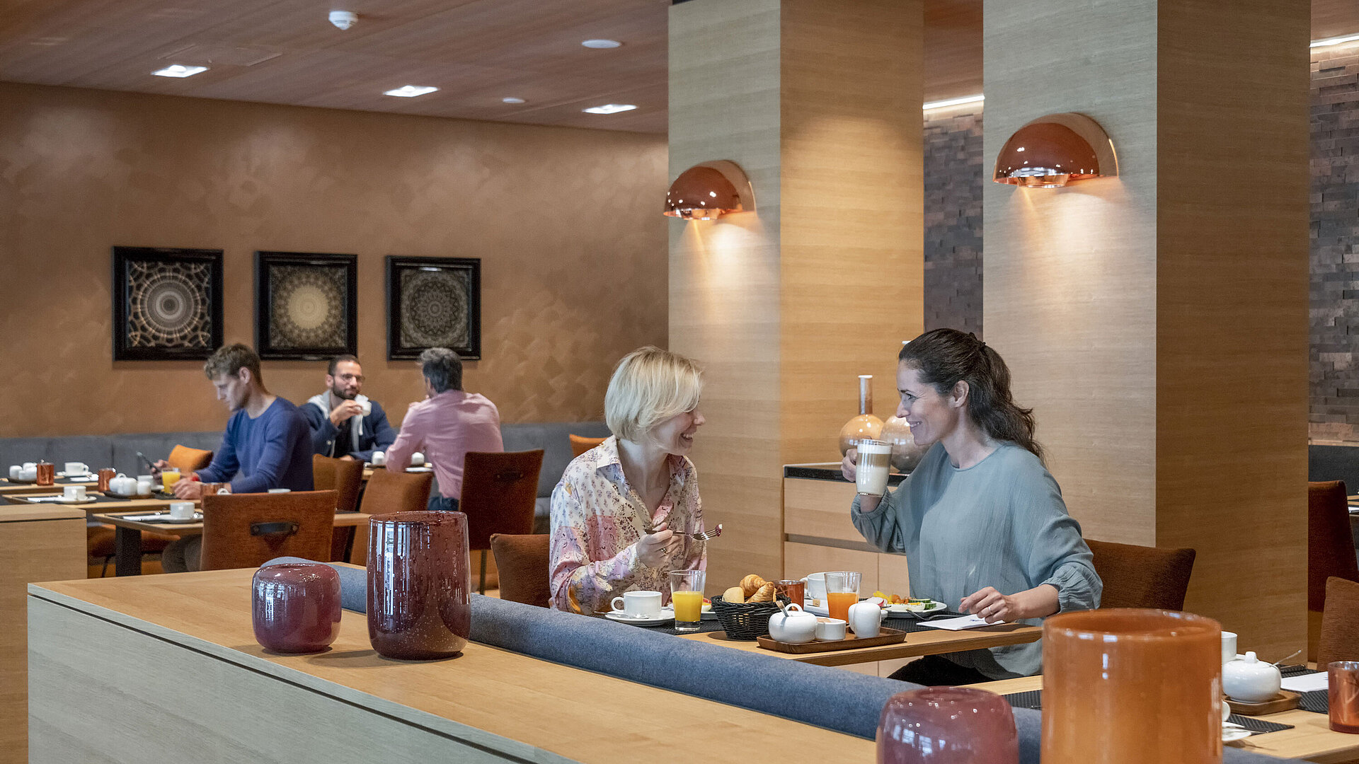 Gäste genießen ein entspanntes Frühstück im stilvollen Restaurant des Maritim Hotel Ingolstadt.