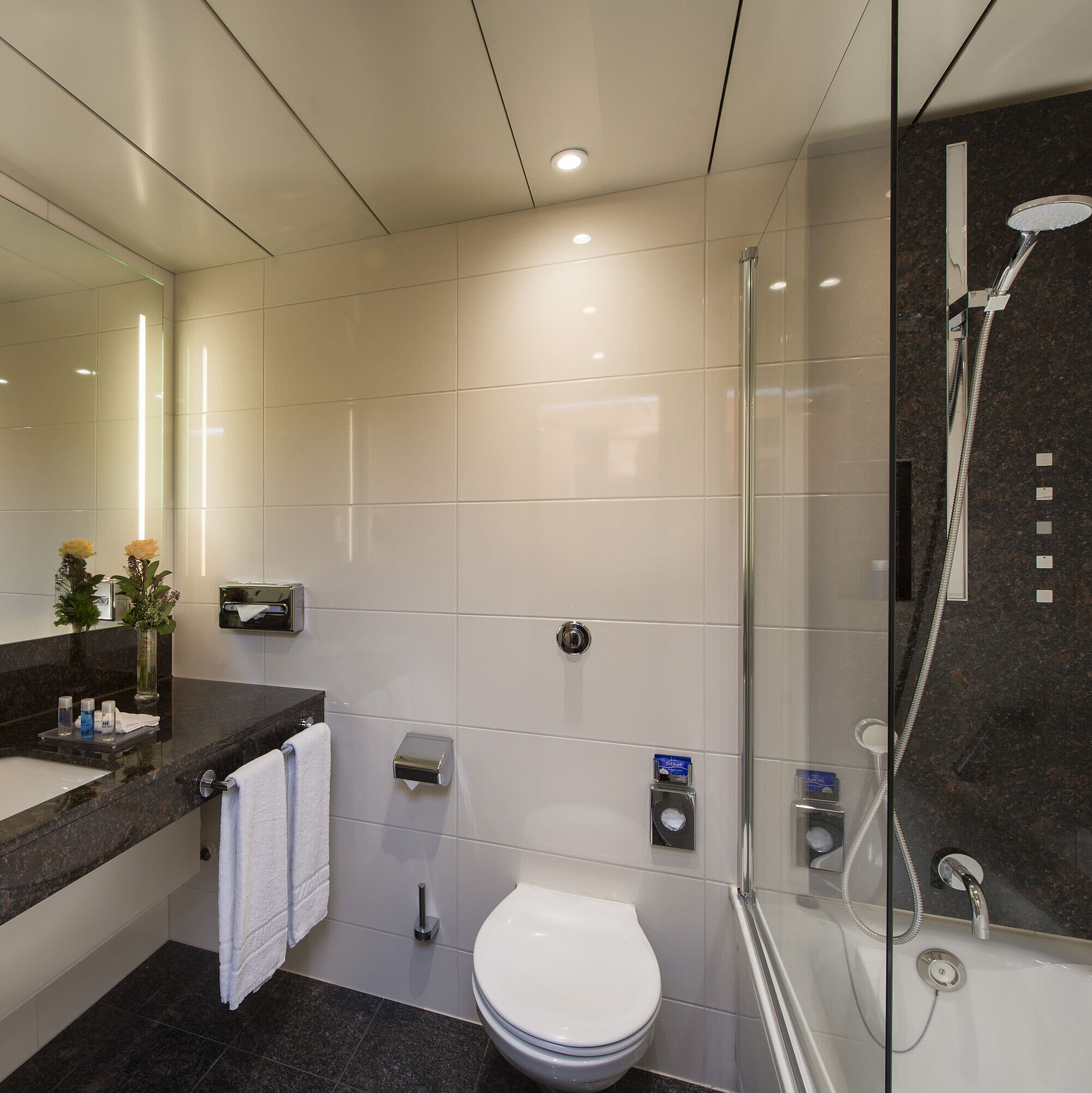 Badezimmer Geräumiges Bad mit Dusche, WC, Spiegel und Granitwaschtisch im Maritim Hotel Stuttgart