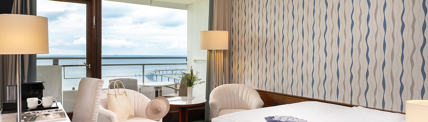Helles Zimmer im Maritim Seehotel Timmendorfer Strand mit Balkon und Blick auf die Ostsee