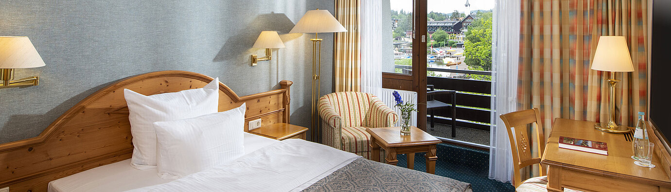 Einzelzimmer im Maritim TitiseeHotel mit Balkon und Blick auf Titisee und Dorf