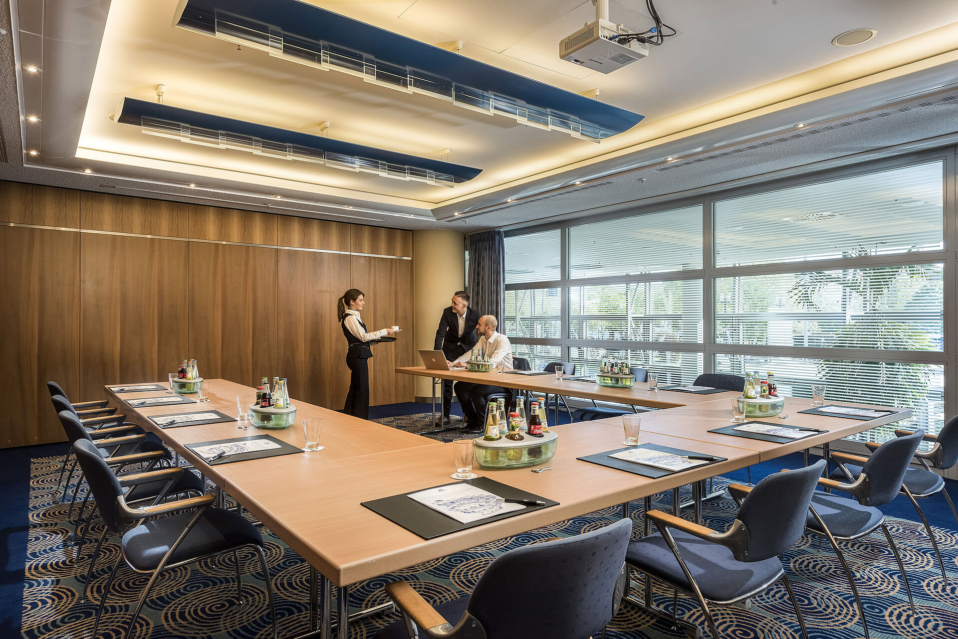 Salon München Meeting im kleinen Tagungsraum des Maritim Hotel Frankfurt mit U-Bestuhlung, Tageslicht und Service durch eine Mitarbeiterin.