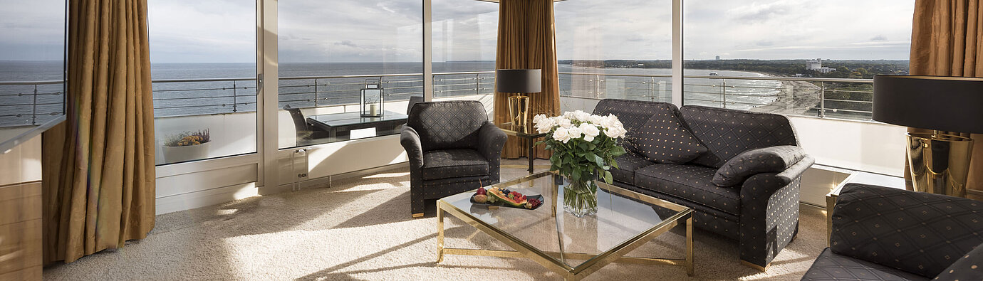 Penthouse-Wohnzimmer mit Panoramafenstern und Meerblick im Maritim Seehotel Timmendorfer Strand.