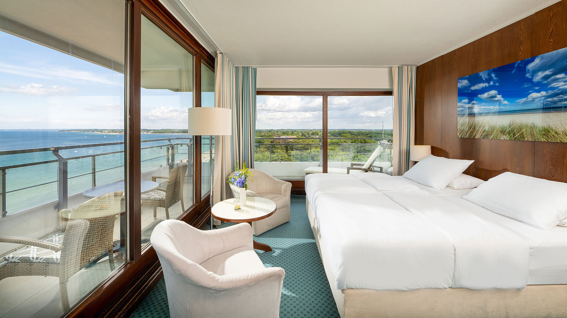 Modernes Zimmer im Maritim Seehotel Timmendorfer Strand mit Balkon und Meerblick auf die Ostsee