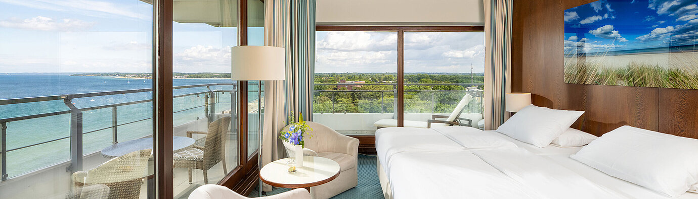Modernes Zimmer im Maritim Seehotel Timmendorfer Strand mit Balkon und Meerblick auf die Ostsee