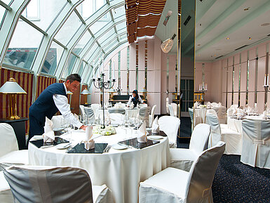 Veranstaltung im Wintergarten Stilvoll gedeckter Raum für Feiern und Bankette mit Glasdach im Maritim Hotel München