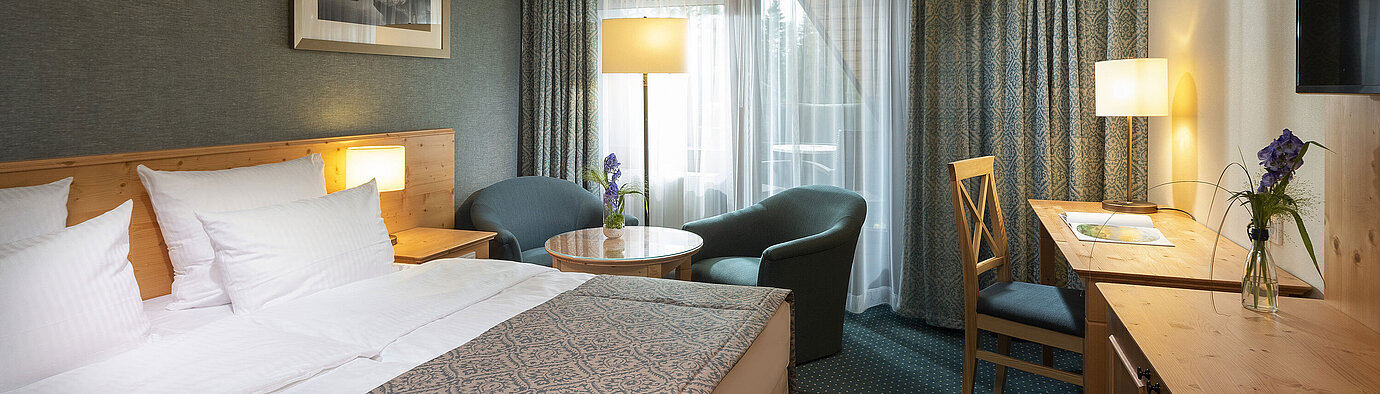 Classic Zimmer Gemütliches Doppelzimmer mit Schreibtisch und Sitzecke im Maritim Hotel Titisee