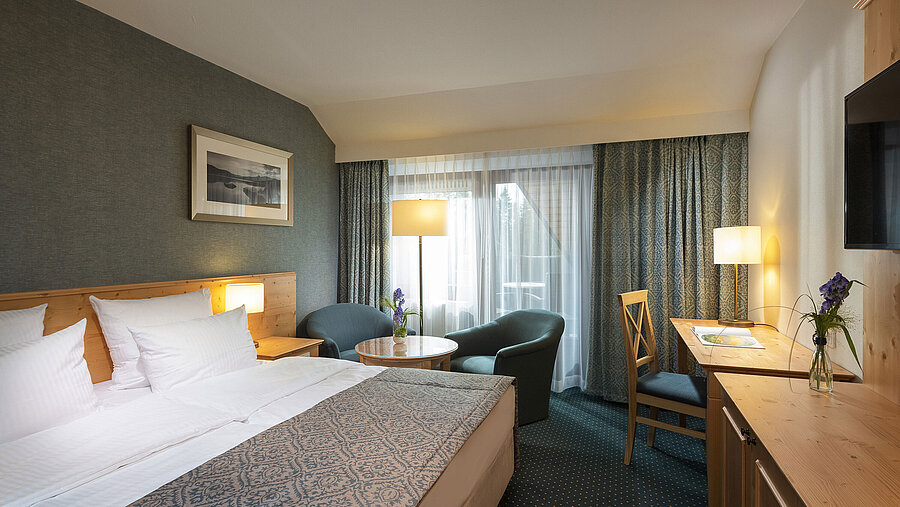 Gemütliches Doppelzimmer mit Schreibtisch und Sitzecke im Maritim Hotel Titisee