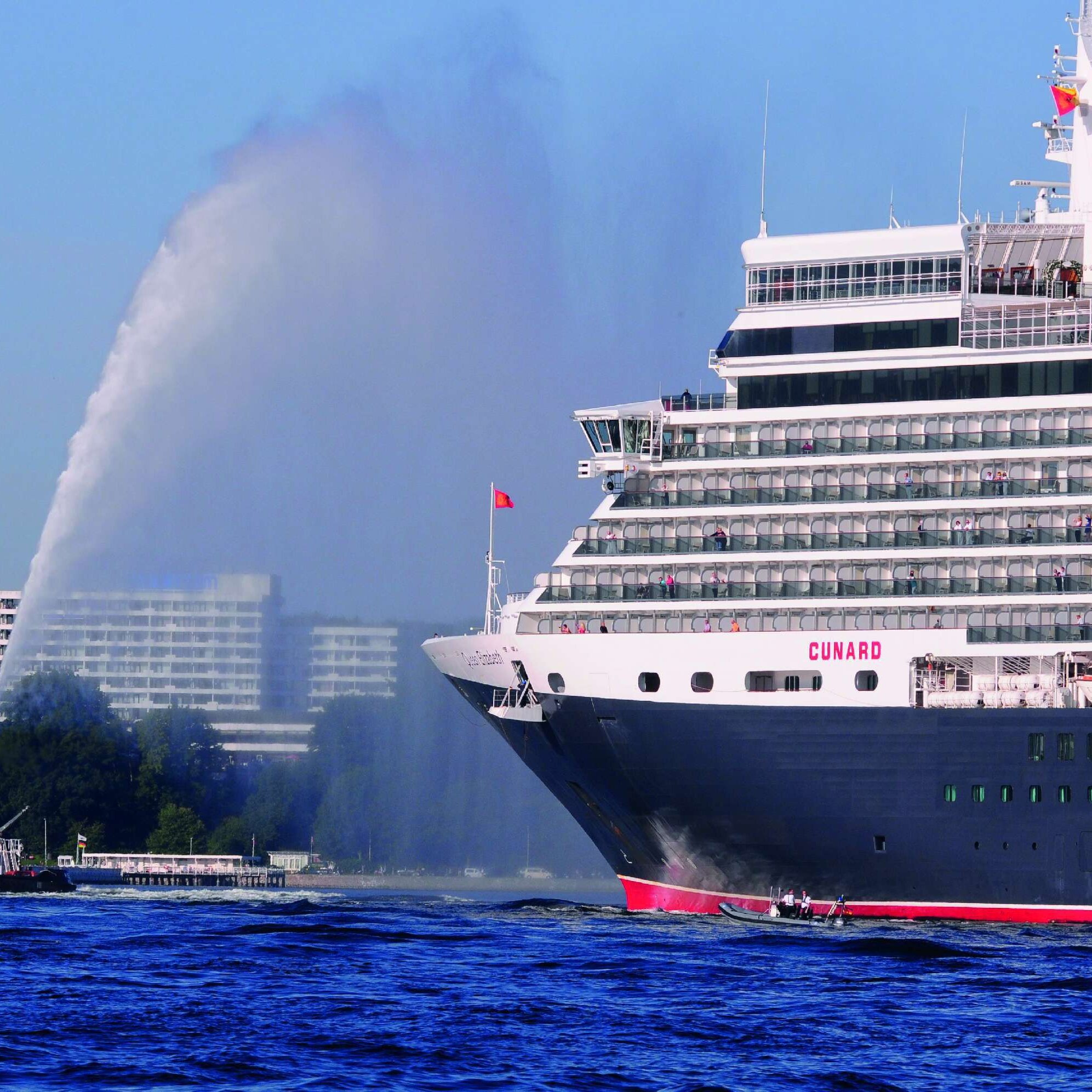 Exterior view with Queen Elizabeth | Maritim Hotel Bellevue Kiel