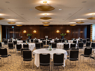 Tagungsraum mit runden Tischen und moderner Ausstattung im Maritim Hotel Düsseldorf