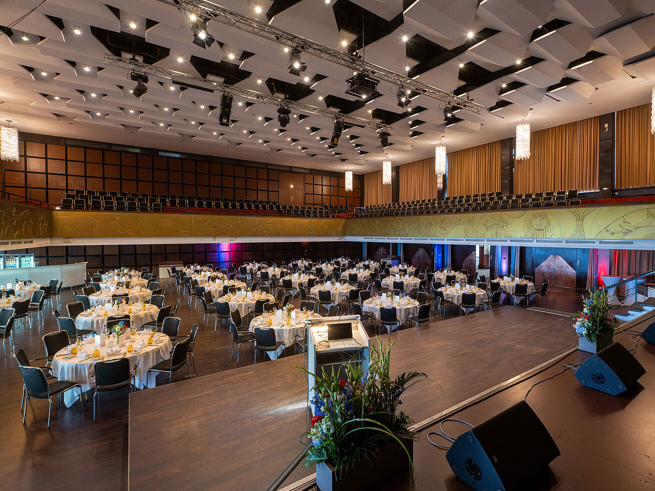 Saal Maritim Saal Maritim mit festlich gedeckten Tischen, Bühne und Bestuhlung für eine Veranstaltung