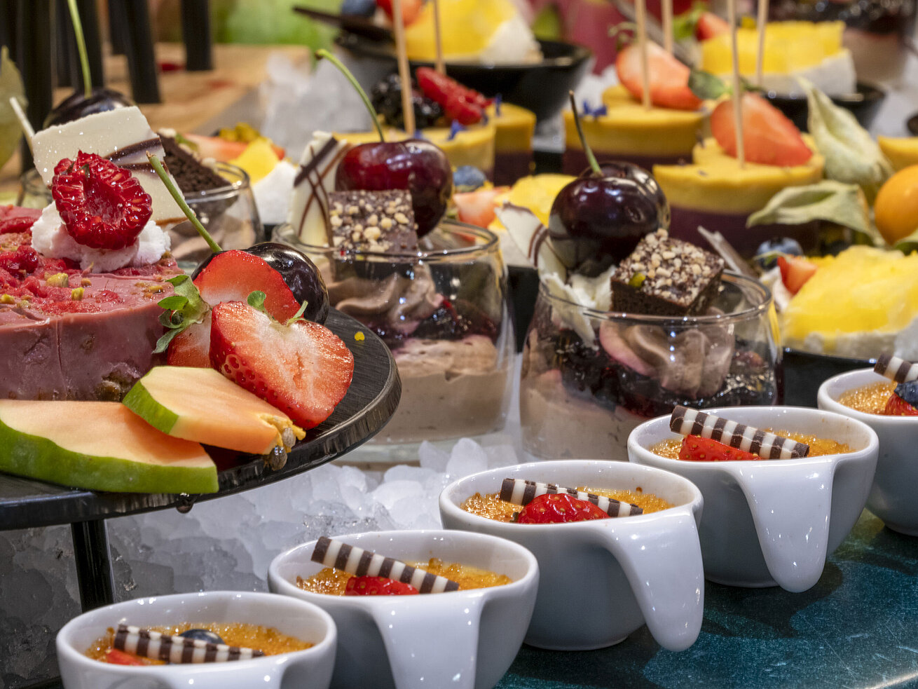 Leckeres Dessertbuffet mit Creme Brulee, frischen Früchten und Schokoladendesserts im Maritim proArte Hotel Berlin.