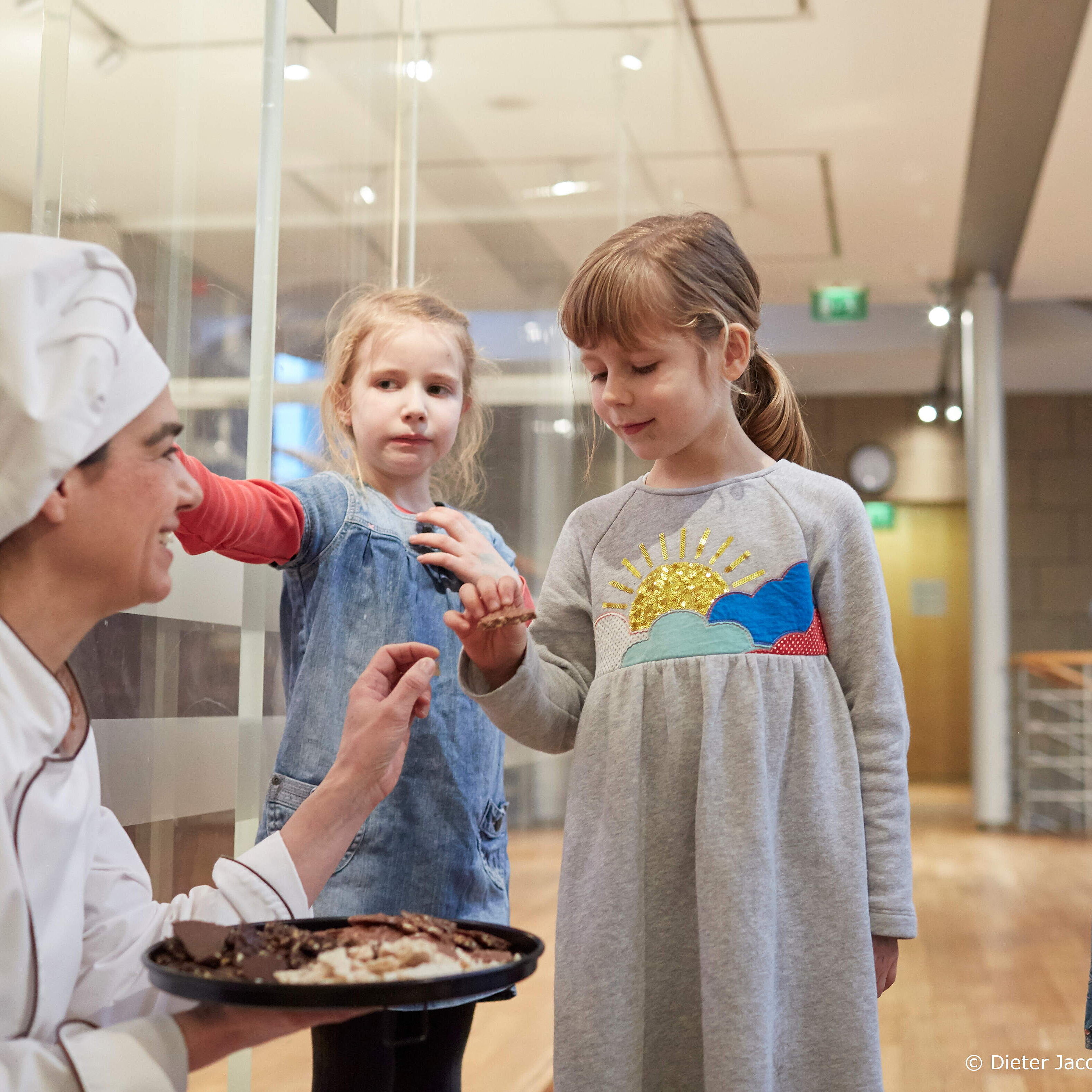 Kinder probieren Süßigkeiten in Schokoladenmuseum
