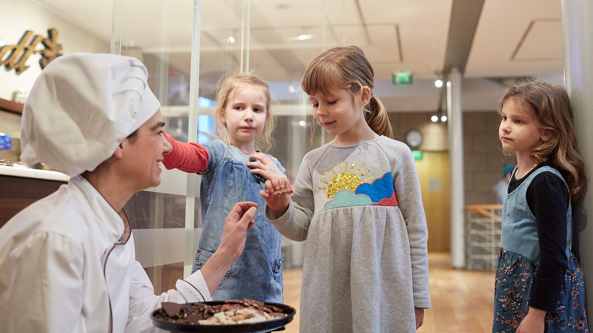 Kinder probieren Süßigkeiten in Schokoladenmuseum