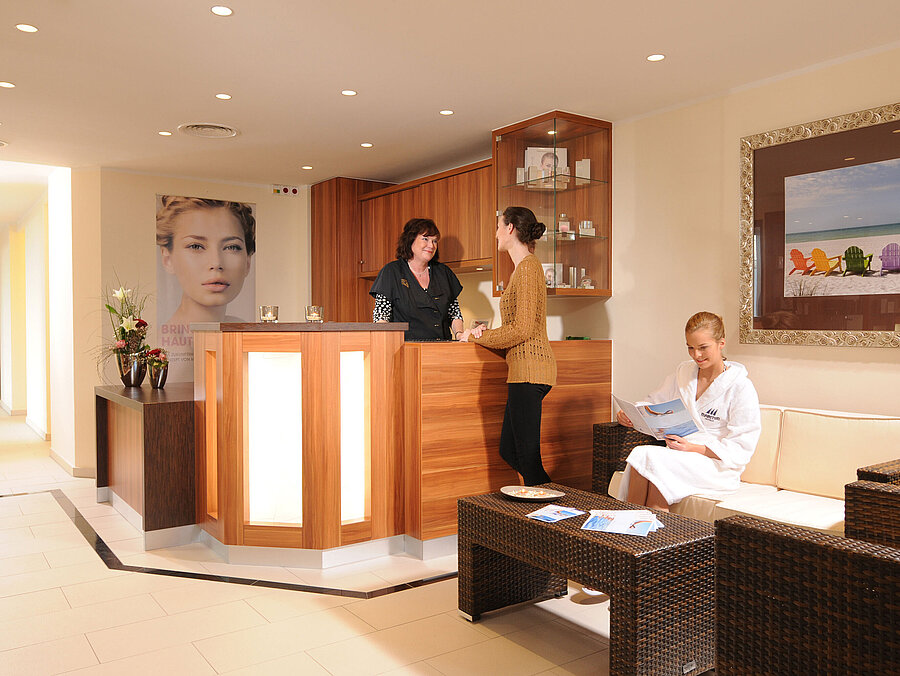Empfangsbereich des Spa im Maritim Hotel Travemünde mit freundlichem Service und gemütlicher Sitzecke