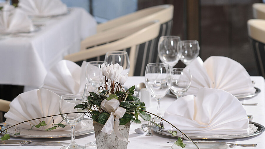 Elegant gedeckter Tisch für Veranstaltungen im Maritim Hotel Bad Homburg.