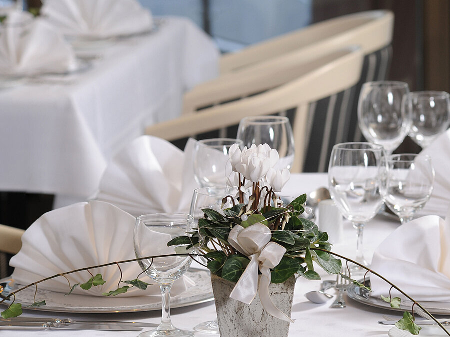 Elegant gedeckter Tisch für Veranstaltungen im Maritim Hotel Bad Homburg.