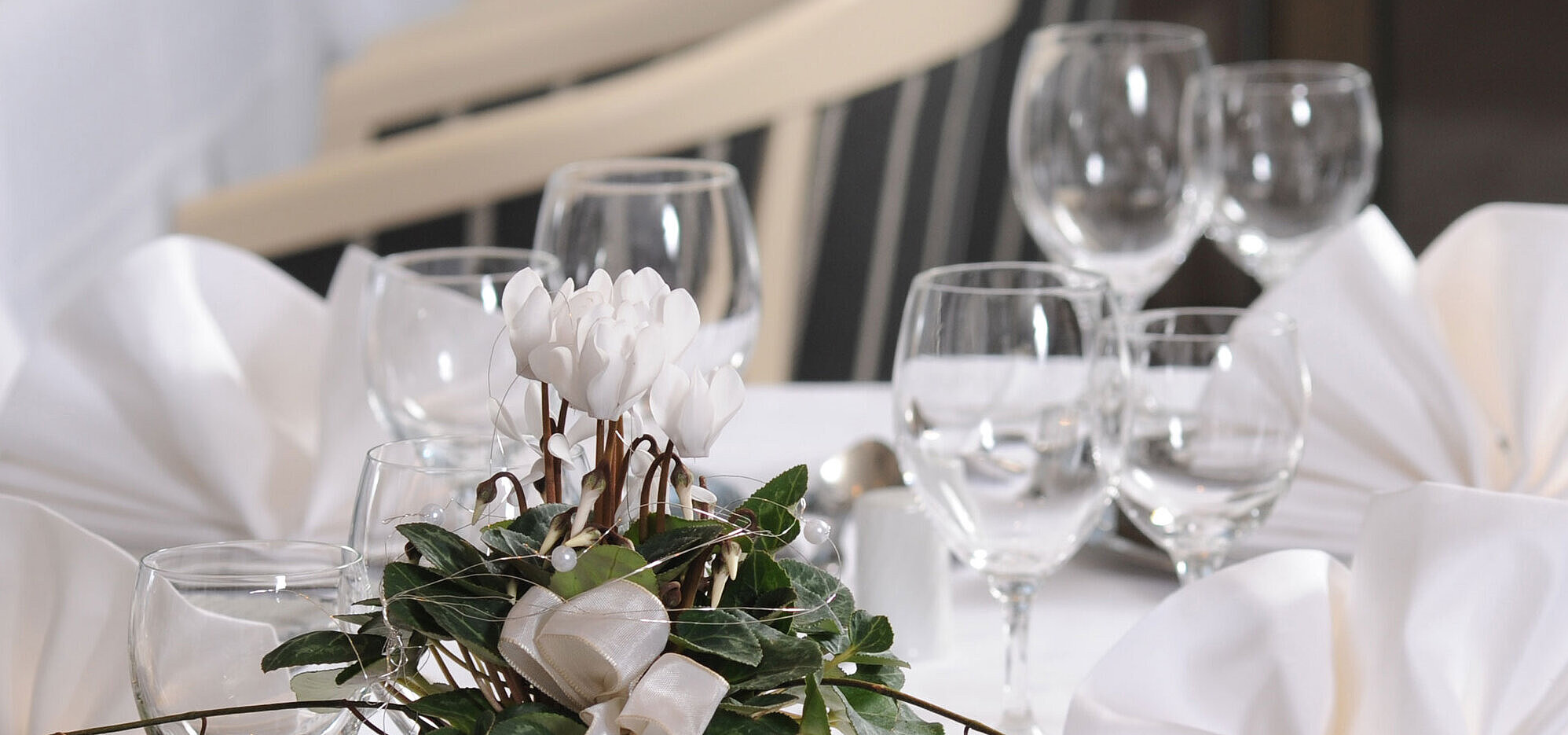 Elegant gedeckter Tisch für Veranstaltungen im Maritim Hotel Bad Homburg.