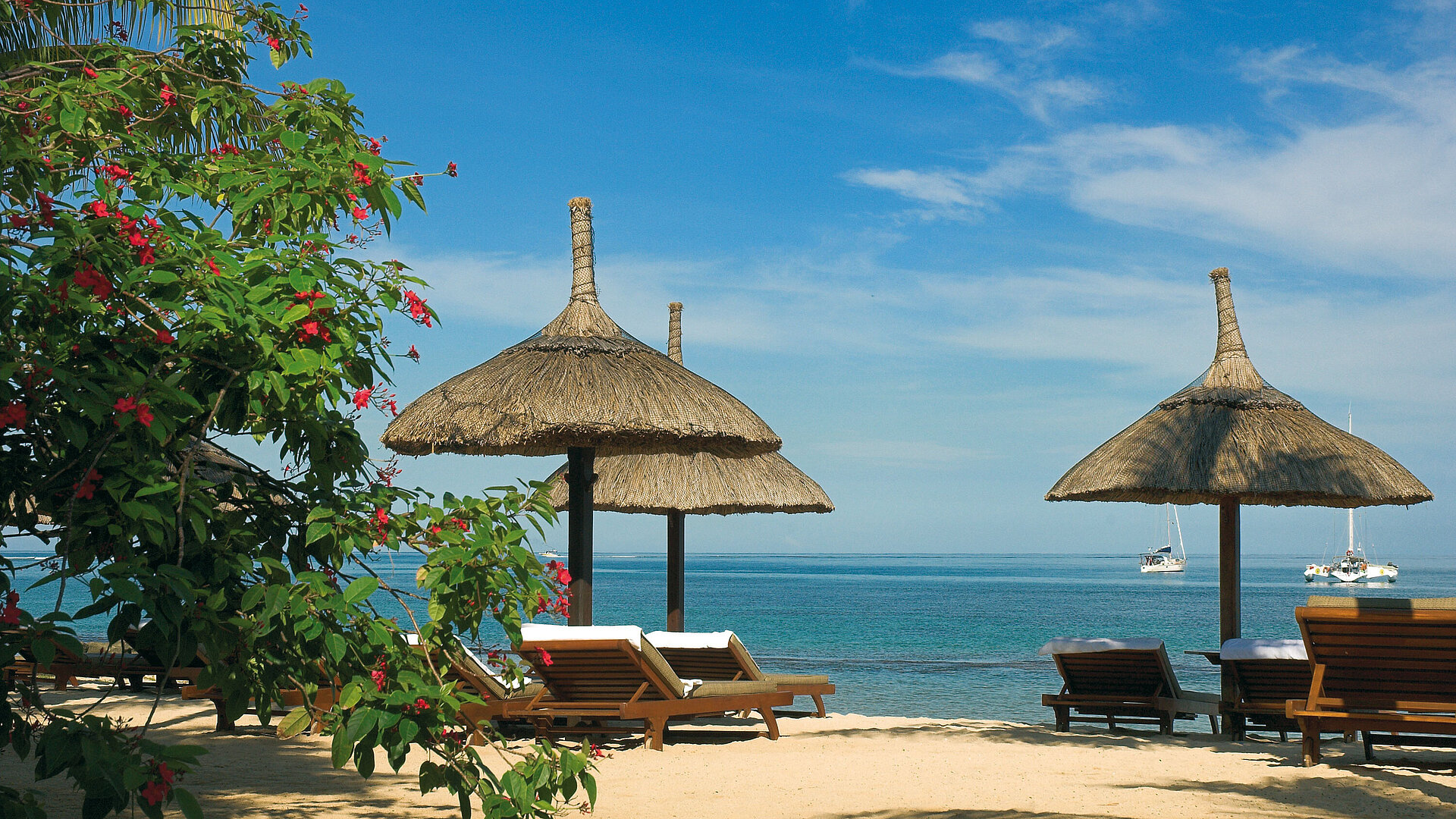 Strand mit Liegen | Maritim Hotel Mauritius
