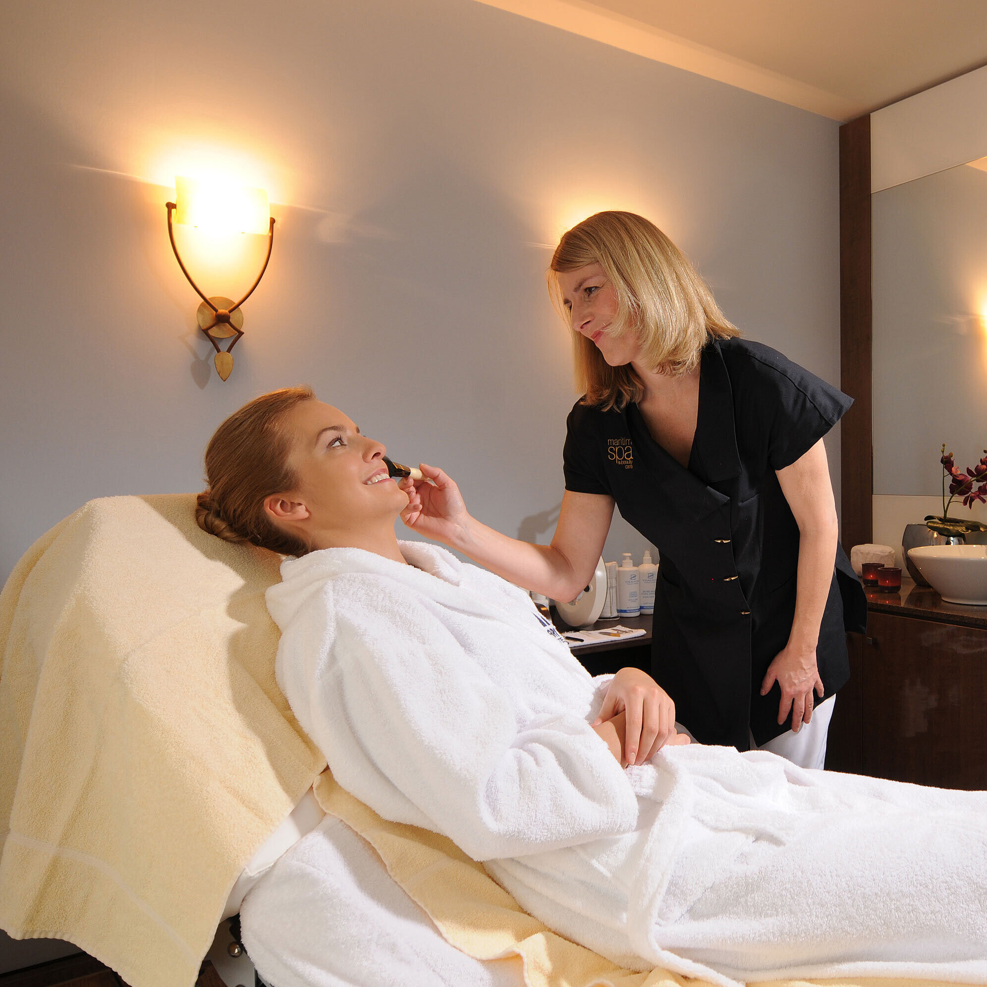 Kosmetikanwendung im Spa des Maritim Hotel Travemünde mit entspannter Atmosphäre und Lichtakzenten