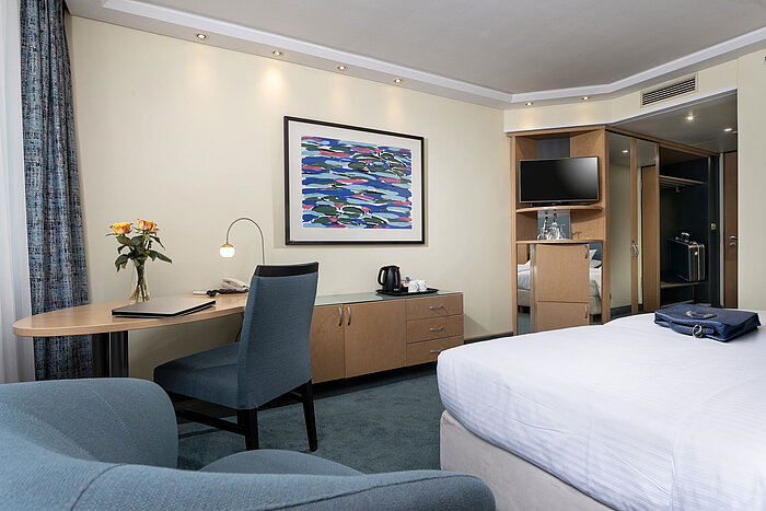 Classic Zimmer mit Schreibtisch und Kunst im Maritim proArte Hotel Berlin
