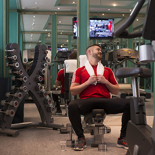 Fitnessraum Gast im Fitnessraum des Maritim Hotel Stuttgart beim Training mit Hanteln und Geräten