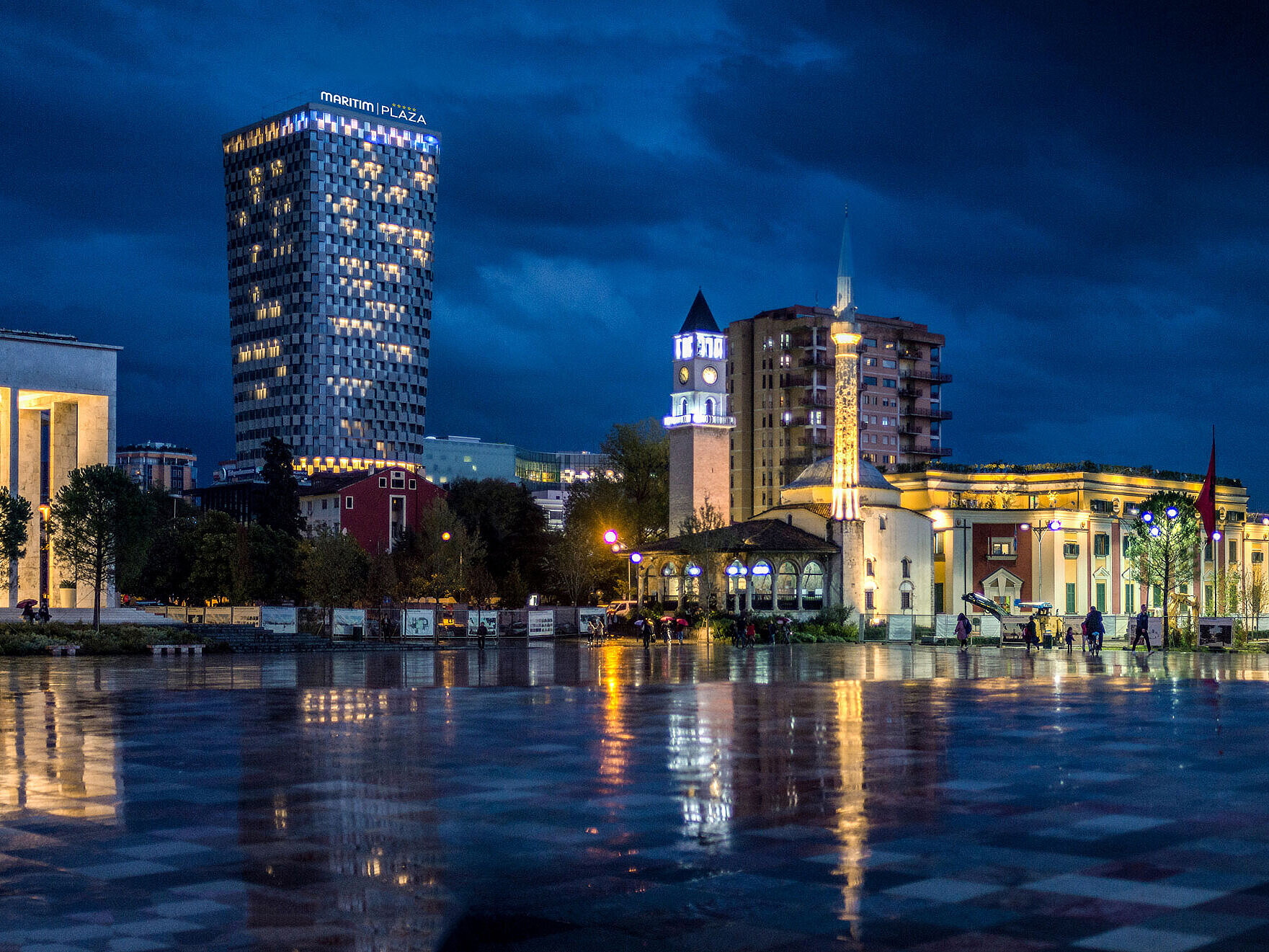 Nachtaufnahme vom Skanderbeg-Platz mit beleuchtetem Maritim Hotel Plaza Tirana im Hintergrund