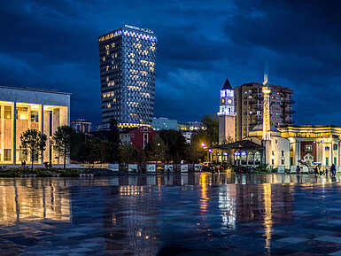 Aussenansicht bei Nacht Nachtaufnahme vom Skanderbeg-Platz mit beleuchtetem Maritim Hotel Plaza Tirana im Hintergrund