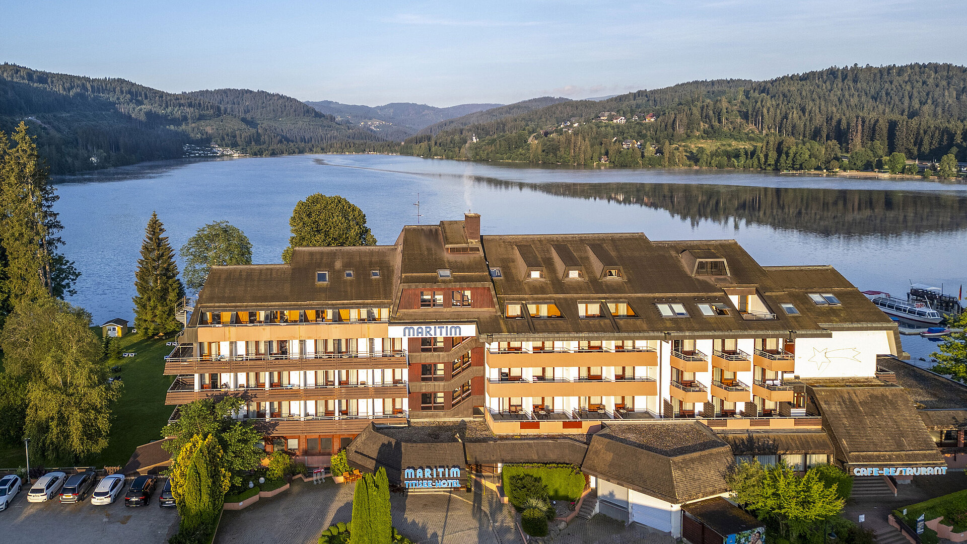 Aussenansicht Maritim Hotel Titisee direkt am Ufer des Titisees mit Ausblick auf den Schwarzwald