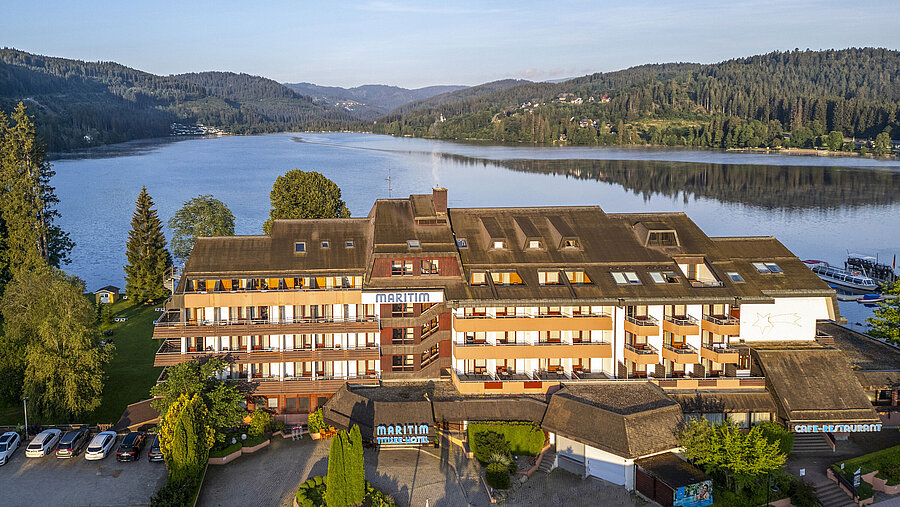 Maritim Hotel Titisee direkt am Ufer des Titisees mit Ausblick auf den Schwarzwald