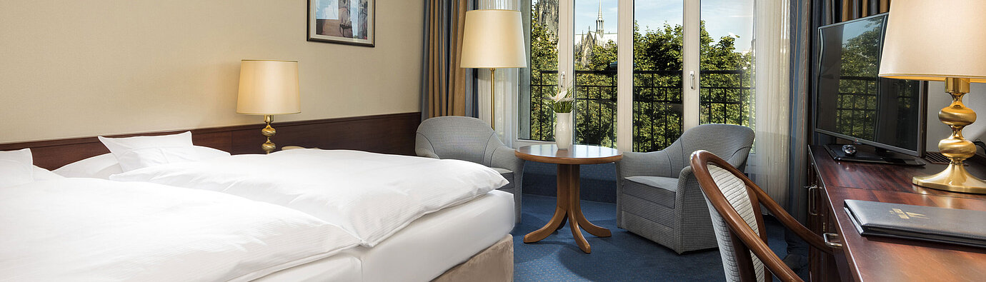 Superior Zimmer Superior-Doppelzimmer im Maritim Hotel Köln mit gemütlicher Einrichtung und Blick auf den Kölner Dom.