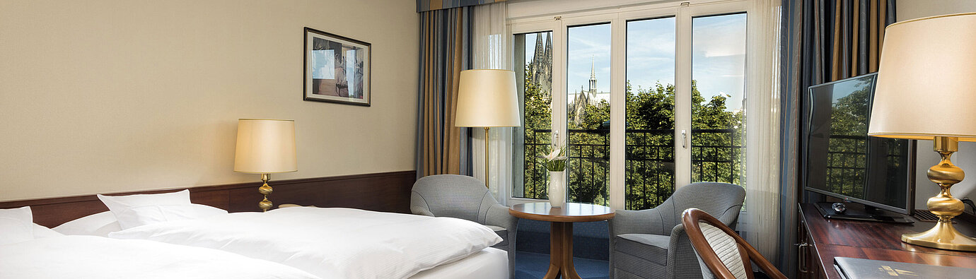 Superior-Doppelzimmer im Maritim Hotel Köln mit gemütlicher Einrichtung und Blick auf den Kölner Dom.