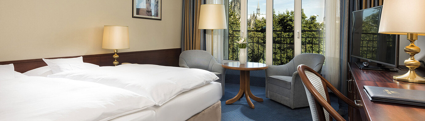 Superior-Doppelzimmer im Maritim Hotel Köln mit gemütlicher Einrichtung und Blick auf den Kölner Dom.
