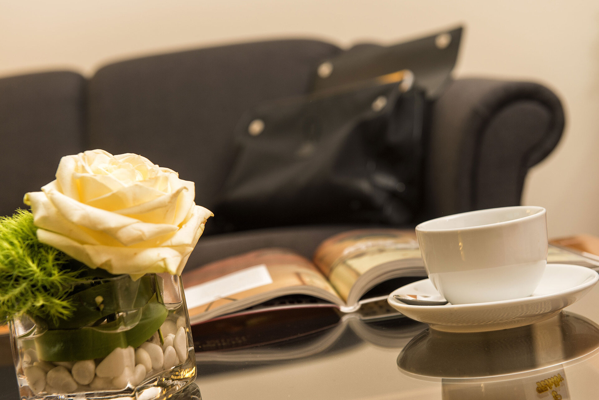 Nahaufnahme mit weißer Rose, Tasse und offenem Magazin im Maritim Hotel Stuttgart