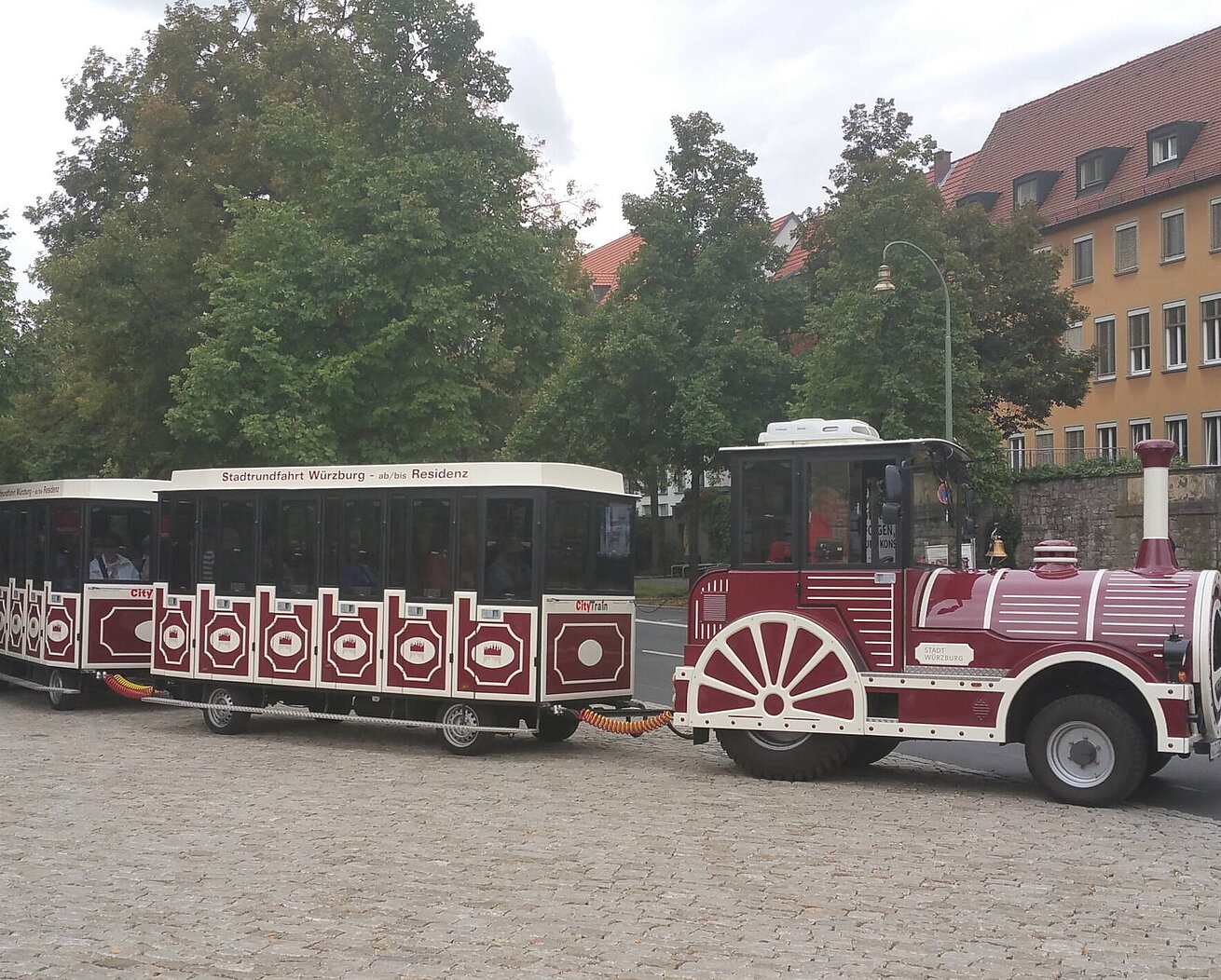 Stadtrundfahrt mit City Tour Würzburg City Train für Stadtrundfahrten vor historischer Kulisse