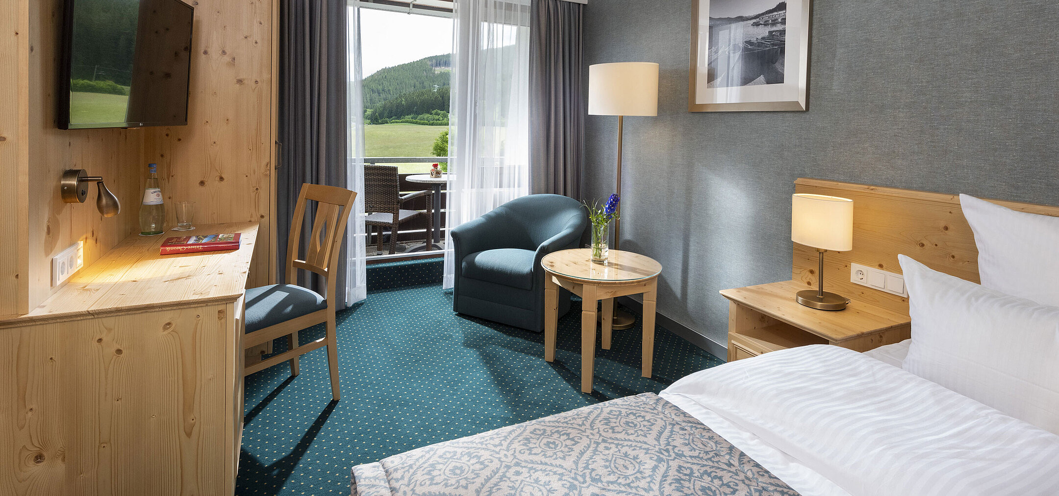 Doppelzimmer mit Balkon im Maritim TitiseeHotel und Ausblick ins Grüne