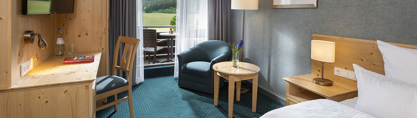 Comfort Zimmer Doppelzimmer mit Balkon im Maritim TitiseeHotel und Ausblick ins Grüne