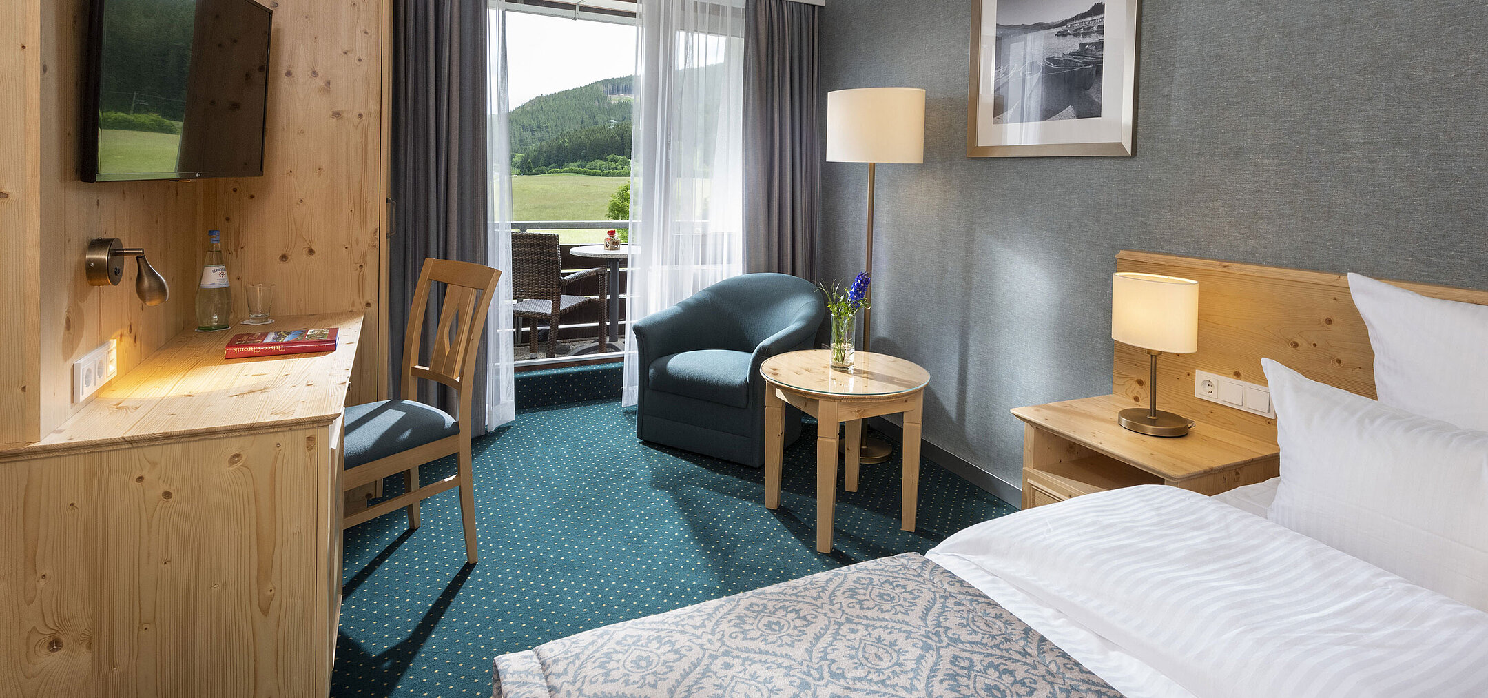 Doppelzimmer mit Balkon im Maritim TitiseeHotel und Ausblick ins Grüne