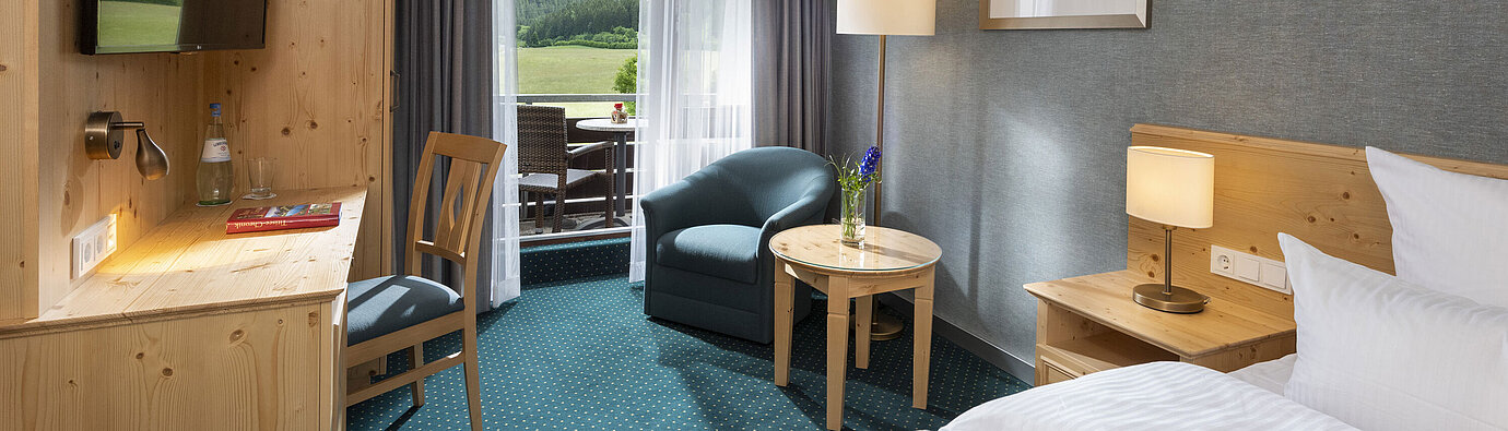 Doppelzimmer mit Balkon im Maritim TitiseeHotel und Ausblick ins Grüne