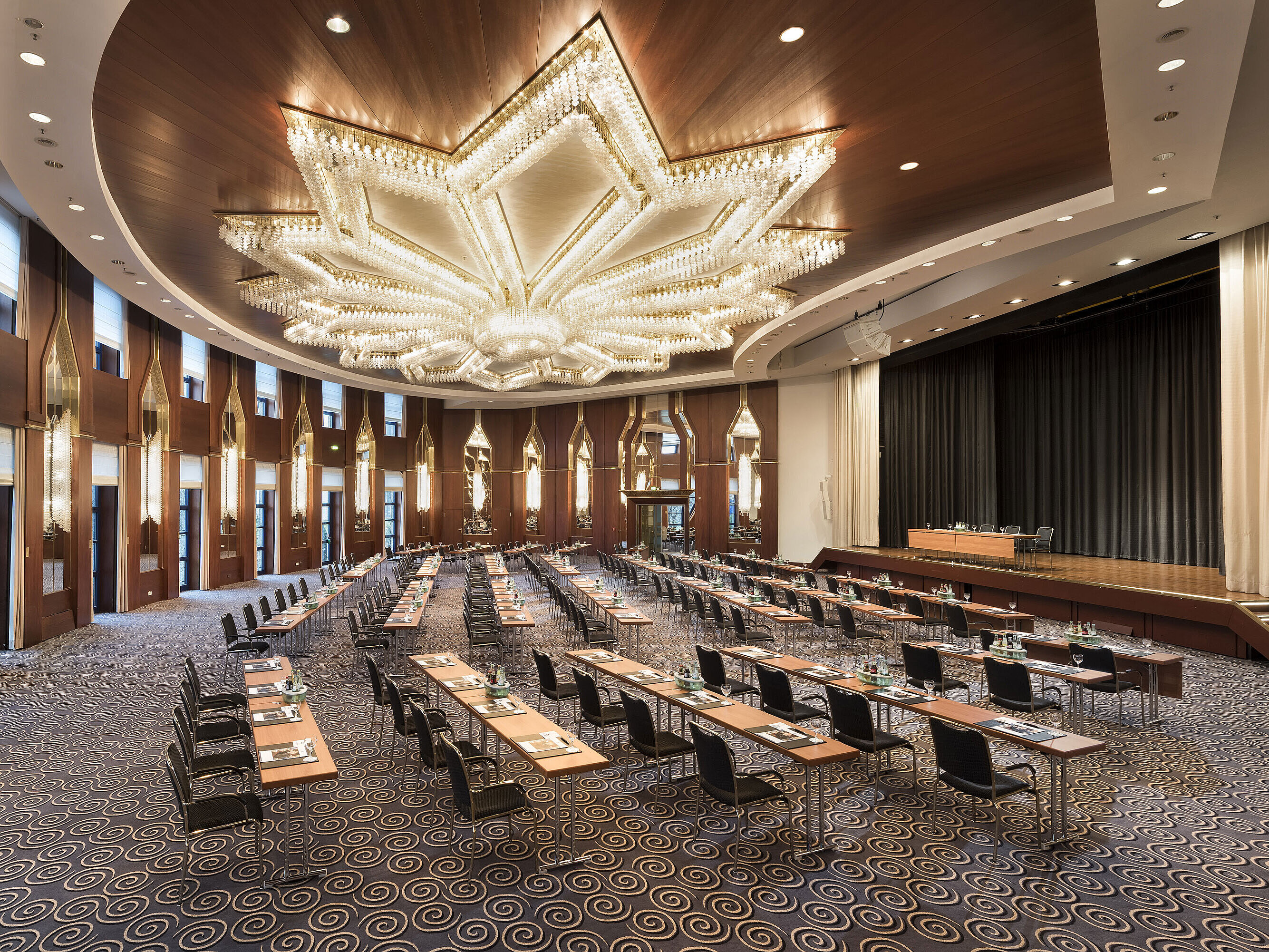 Das Bild zeigt den prächtigen Saal Beethoven im Maritim Hotel Bonn, eingerichtet für Konferenzen oder Veranstaltungen.