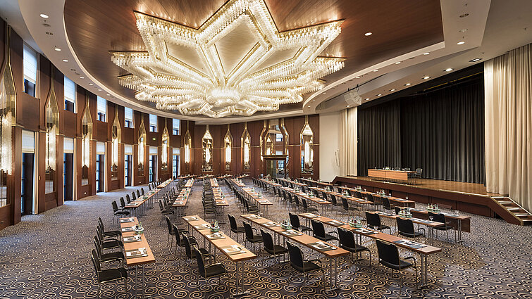Das Bild zeigt den prächtigen Saal Beethoven im Maritim Hotel Bonn, eingerichtet für Konferenzen oder Veranstaltungen.