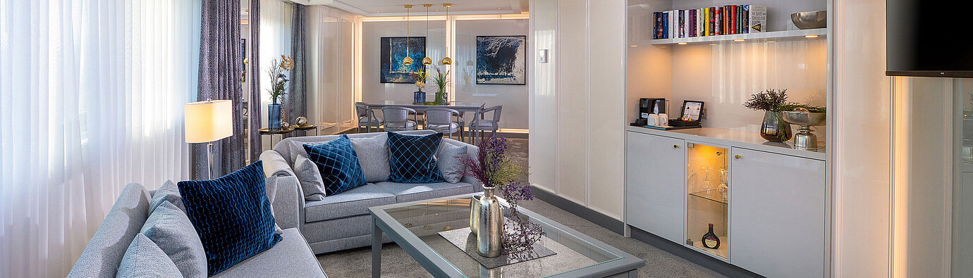 Präsidentensuite mit großzügigem Wohnbereich, Sitzgruppe, Bar, moderner Ausstattung und elegantem Ambiente.
