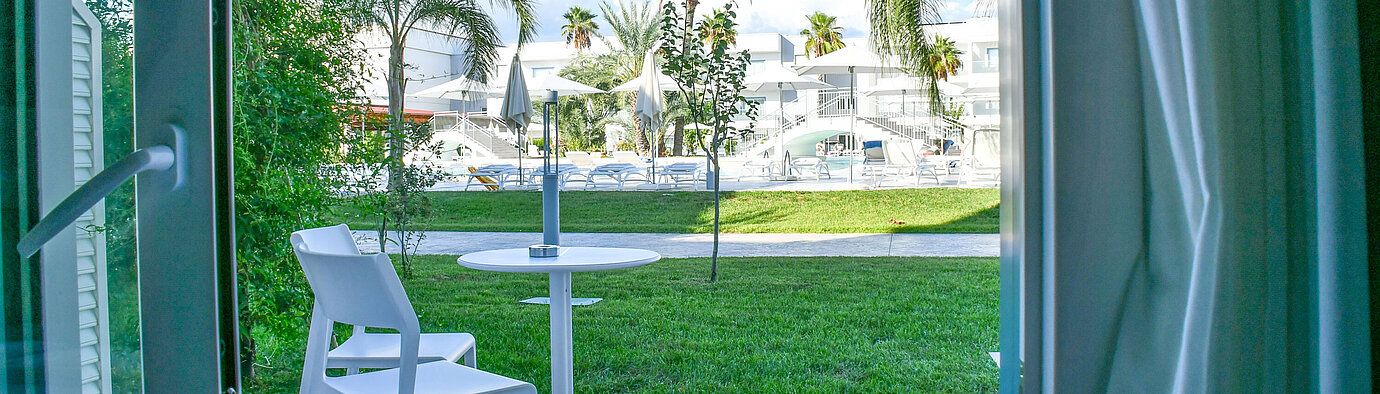 Poolblick Zimmer Private Terrasse im Erdgeschoss des Maritim Resort Calabria mit Blick ins Grüne und Poolbereich