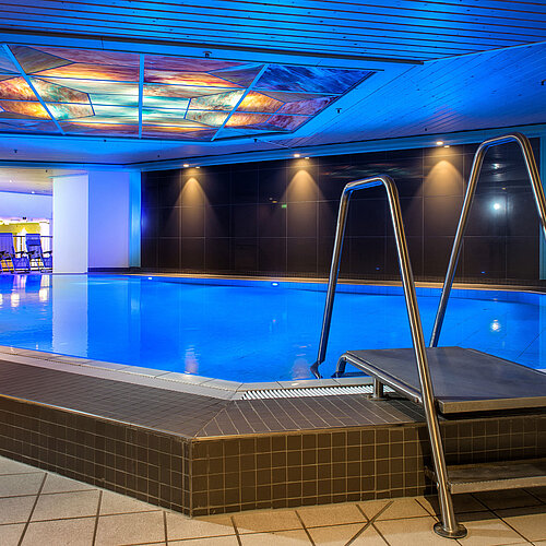 Das beleuchtete Hallenbad im Maritim Hotel, das zu Entspannung und Erholung einlädt.