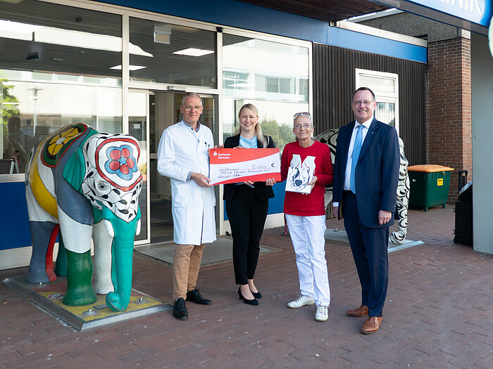Scheckübergabe an "Kleine Herzen Hannover" vor der Kinderklinik Hannover 