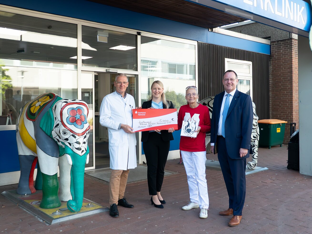 Scheckübergabe an "Kleine Herzen Hannover" vor der Kinderklinik Hannover 