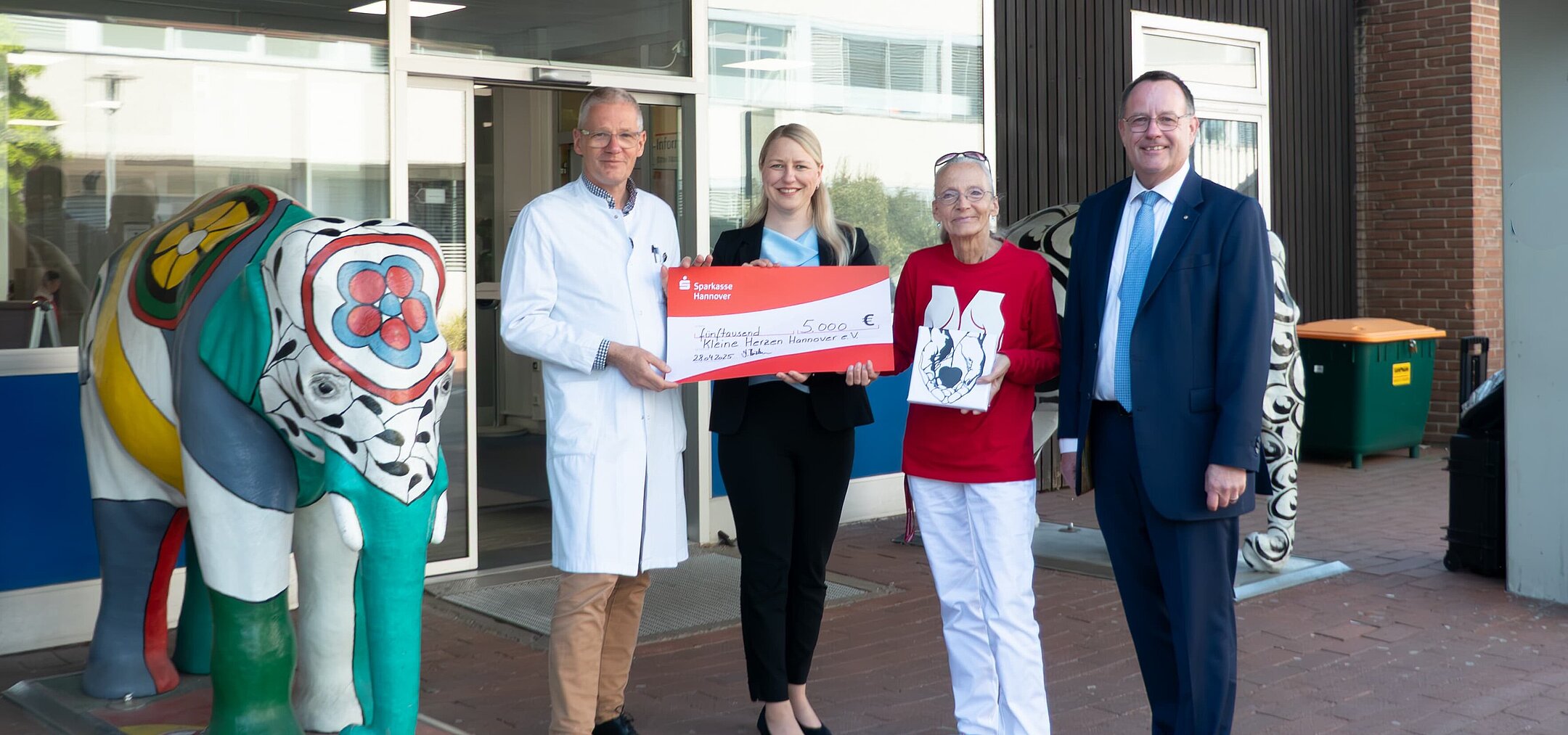 Scheckübergabe an "Kleine Herzen Hannover" vor der Kinderklinik Hannover 