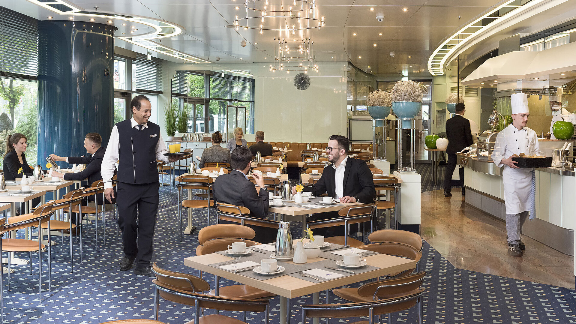 Gäste genießen das Frühstück im stilvollen Restaurant Ambiente im Maritim Hotel Frankfurt.